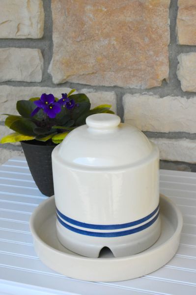 Stoneware gravity pet watering dish with reservoir seated in the saucer
