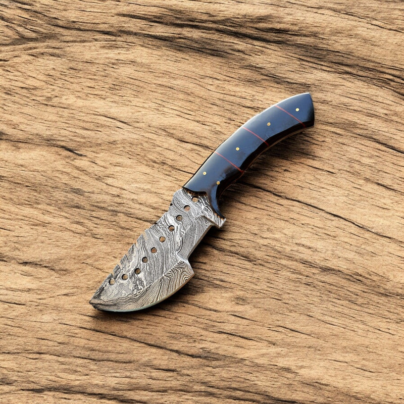 Custom Handmade Damascus Hunting Knife – Epoxy Resin Handle