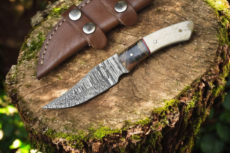 Handmade Damascus Skinning Knife – Epoxy Resin & Bone