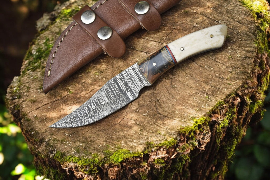 Handmade Damascus Skinning Knife – Epoxy Resin & Bone